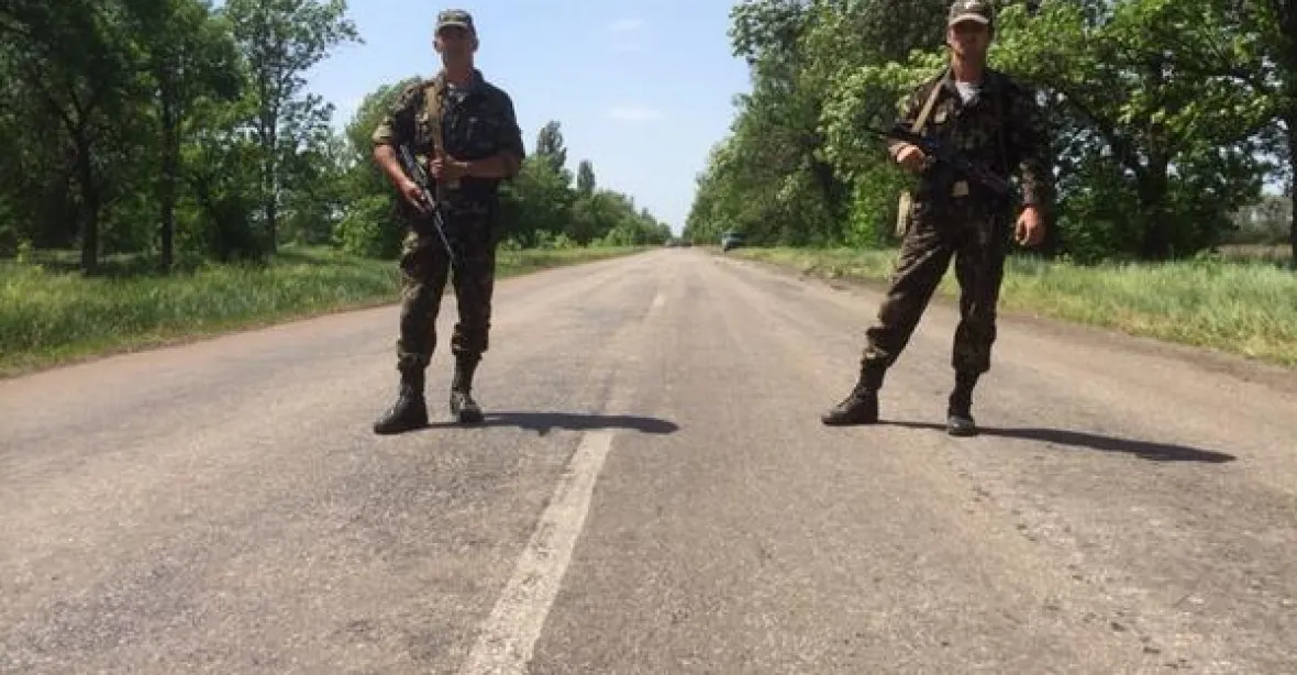 Ukrajina hlásí šestnáct mrtvých, Jaceňuk volá po mezinárodní pomoci