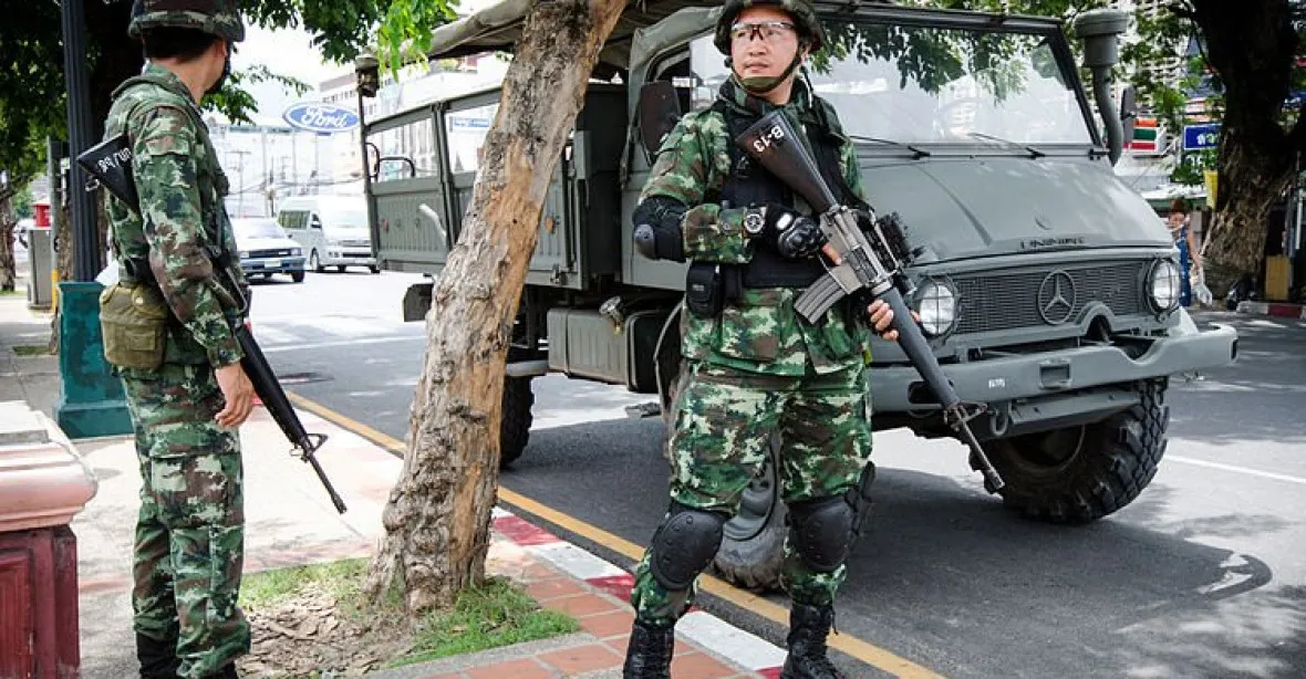 Thajští prominenti se ukrývají před armádou a utíkají ze země