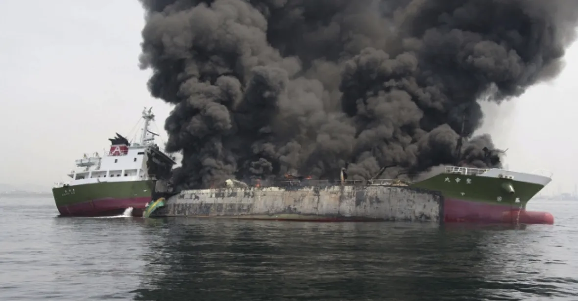 Výbuch japonského tankeru, kapitán se pohřešuje