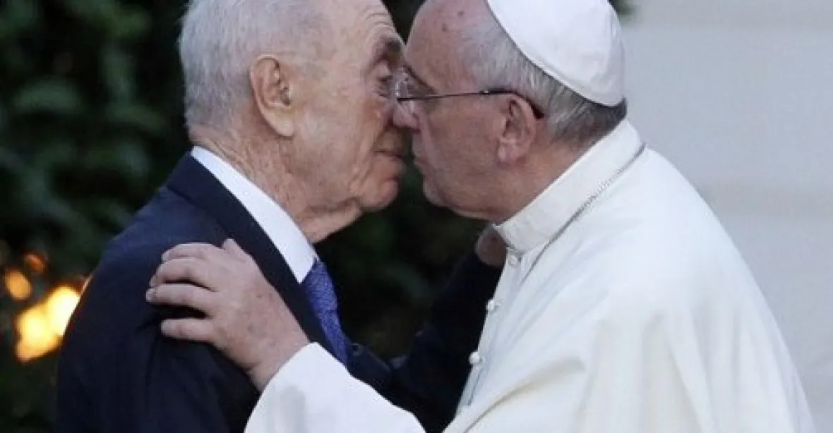 Polibek papeže a Perese jako z reklamy proti nenávisti