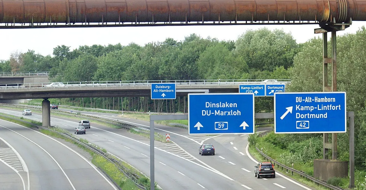 Německo chce zpoplatnit dálnice i silnice, sousedům se to nelíbí