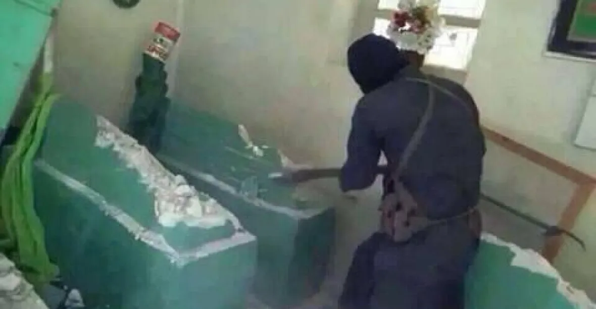 VIDEO: Islamisté palicemi rozmetali hrob proroka Jonáše