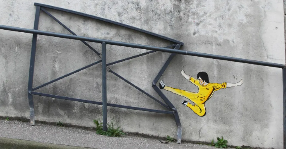 Humorný street art na ulicích. Stojí za ním tajemný úředník