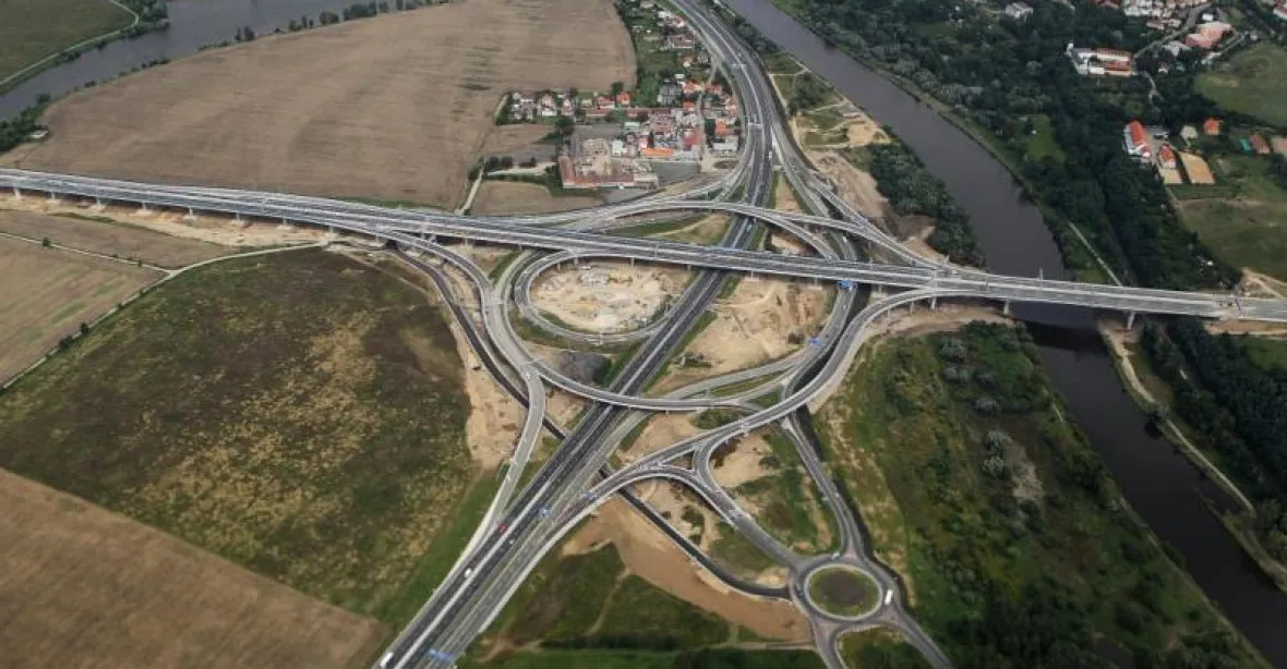 Hradecká dálnice se po 8 letech zase staví, stát věří v dohodu