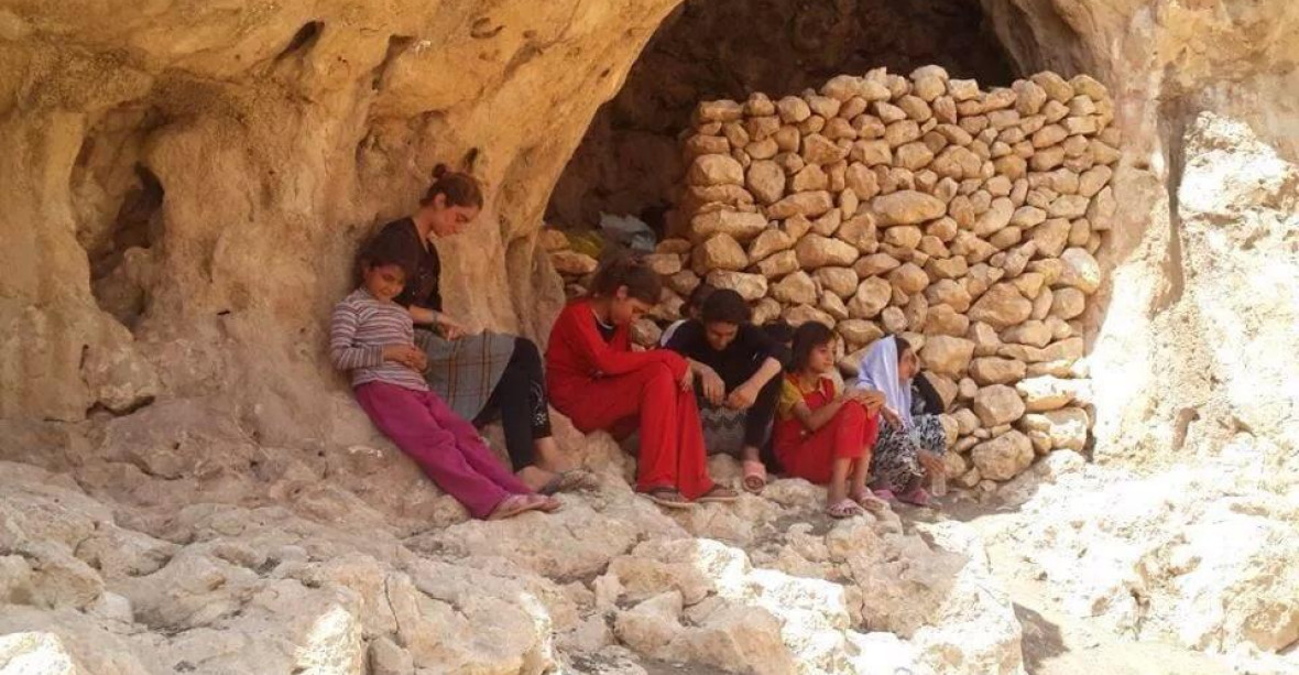 Dilema kurdských uprchlíků: zemřít žízní, nebo se nechat zmasakrovat