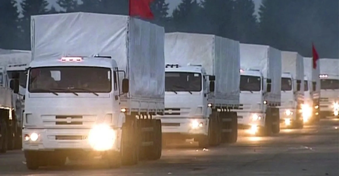 Ruský konvoj míří k hranicím. Kyjev chce náklad přeložit