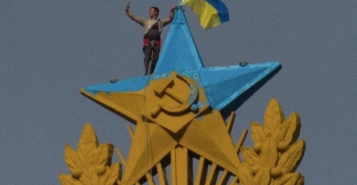Za vyvěšení ukrajinské vlajky hrozí Rusům sedm let vězení