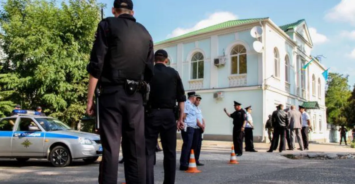 Ruská policie obklíčila sídlo Tatarů na Krymu