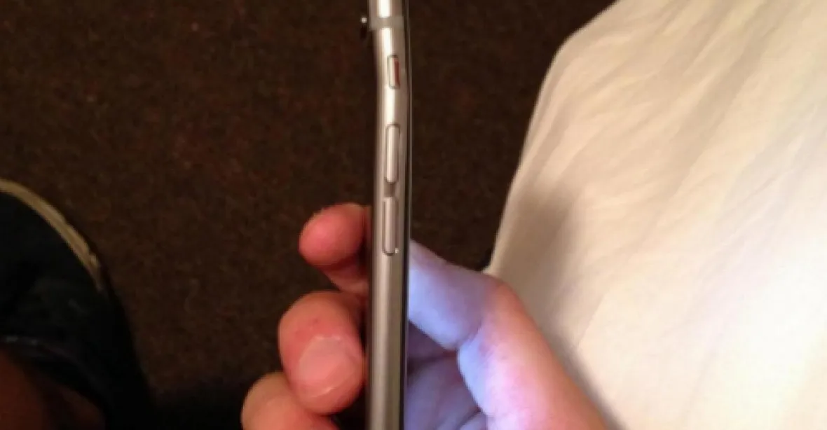 Ostuda Applu: iPhone 6 se ohýbá při nošení v kapse