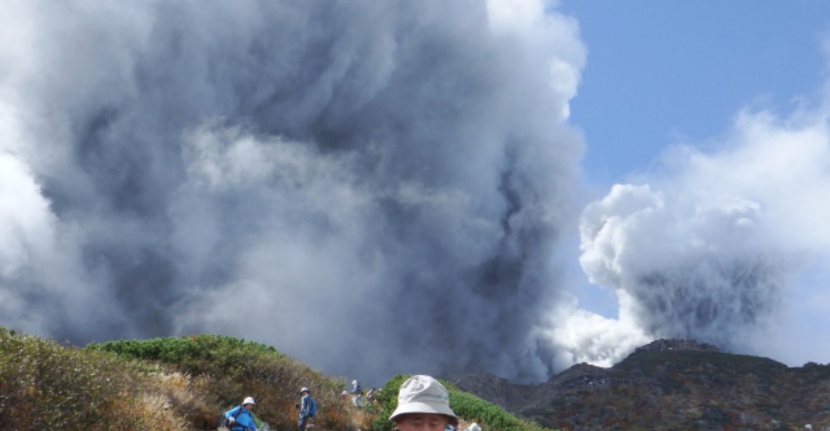 VIDEO: Turisté prchají před výbuchem sopky
