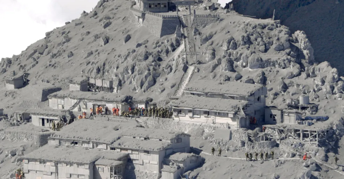 Nečekaná erupce japonské sopky zabila asi přes 30 lidí