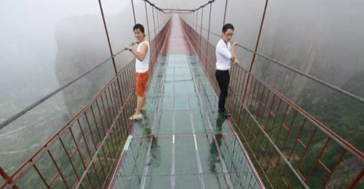 Nová atrakce hrůzy: most vysoko nad údolím, celý ze skla