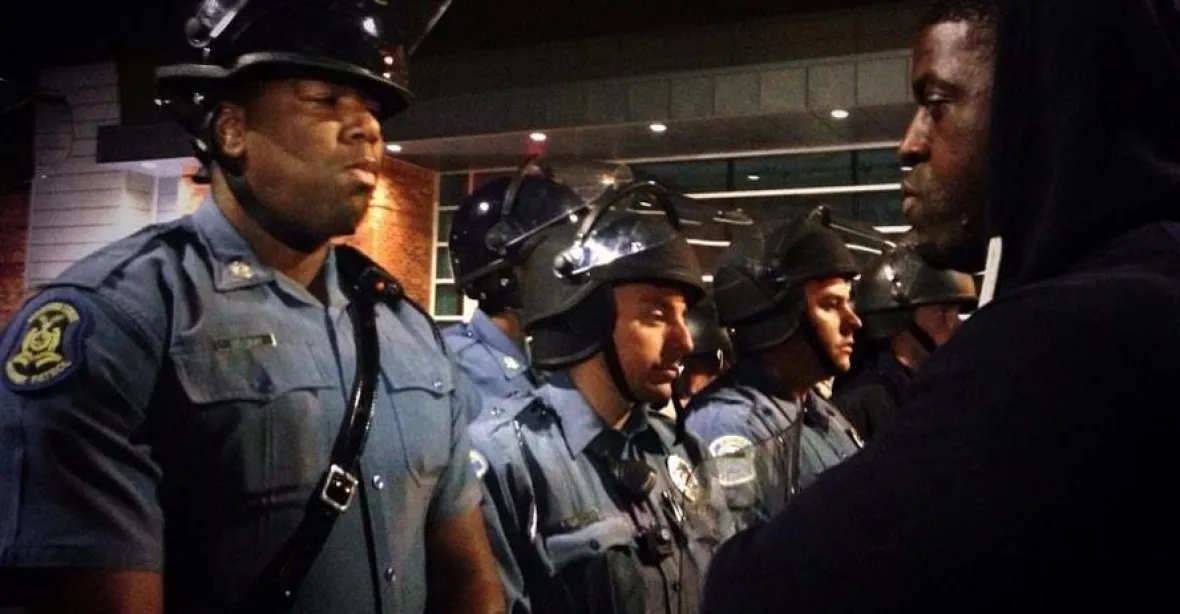 Ve Fergusonu vypukly kvůli zastřelení černocha nové protesty