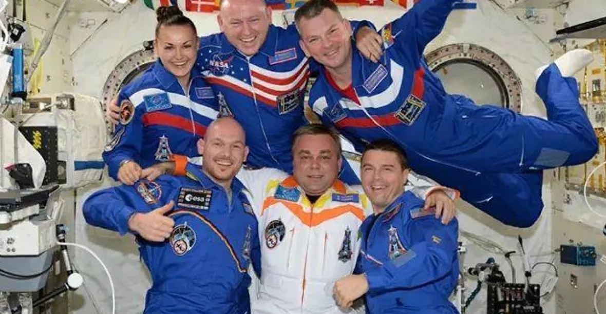 Astronauti se vrátili na Zem. Přivezli vesmírné octomilky