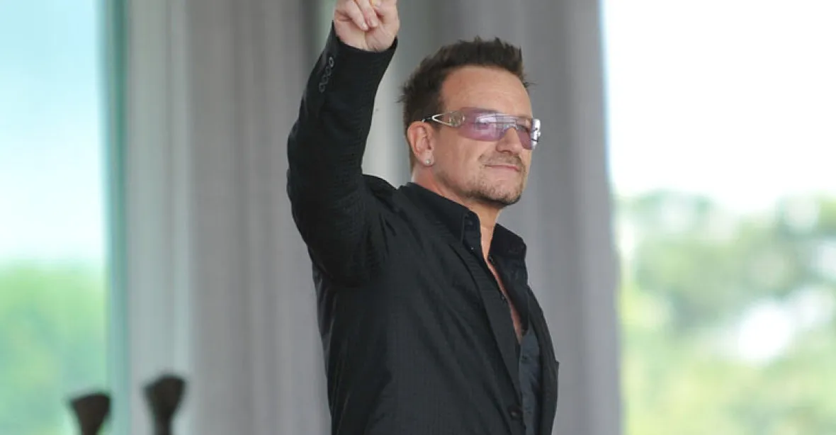 U2 mohlo přijít o frontmana. Letadlu s Bonem upadly dveře