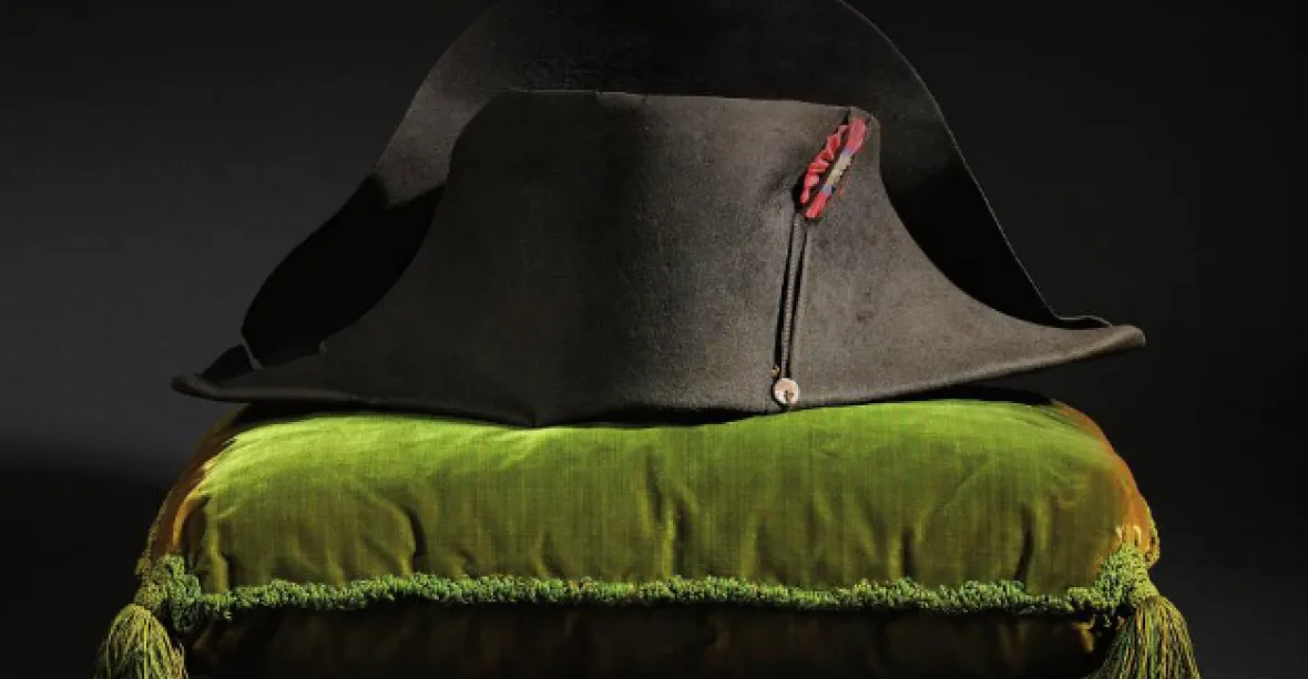 Monacký kníže draží Napoleonův klobouk. Potřebuje na opravy