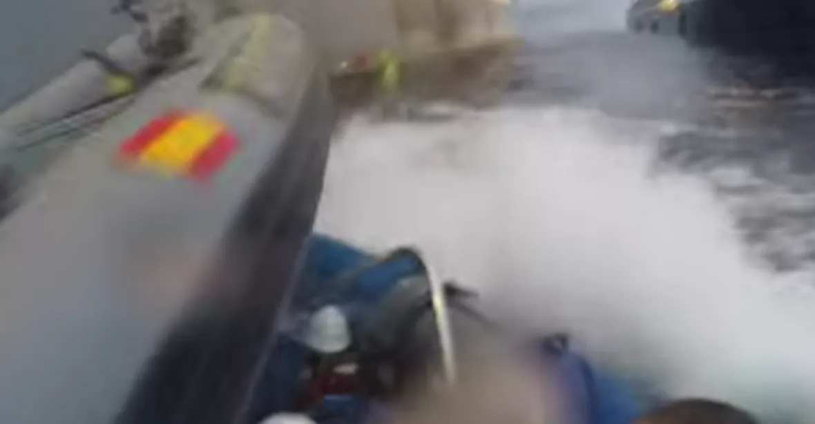 VIDEO: Vojáci narazili do člunu Greenpeace. Aktivistka je v nemocnici