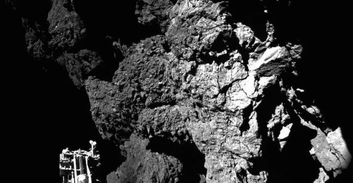 Na kometě se našel uhlík, který je základem života i na Zemi
