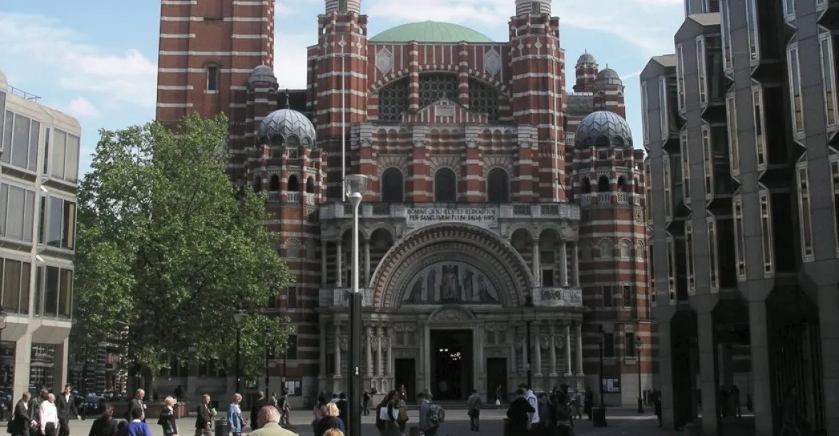 Ostuda britských euroskeptiků: spletli si Westminster s mešitou