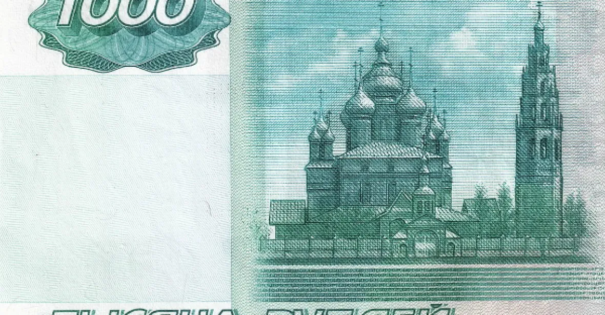 Ruský rubl padá na nová minima, sráží jej ropa a údaje z Číny