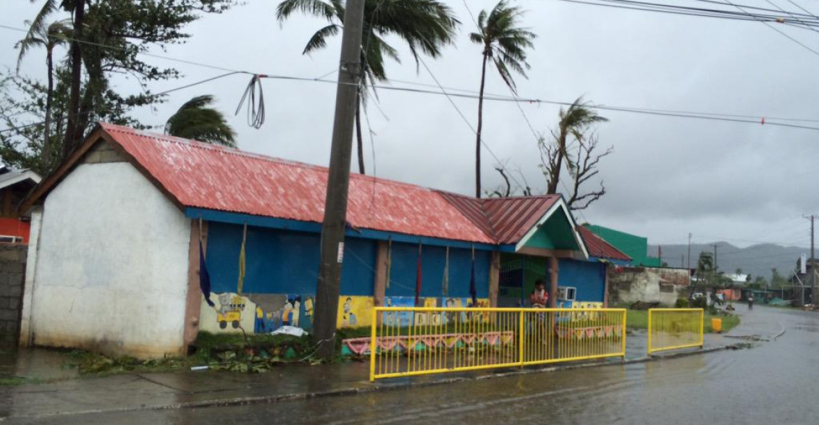 Zavřené školy a úřady. Tajfun zabil 21 lidí a míří na Manilu
