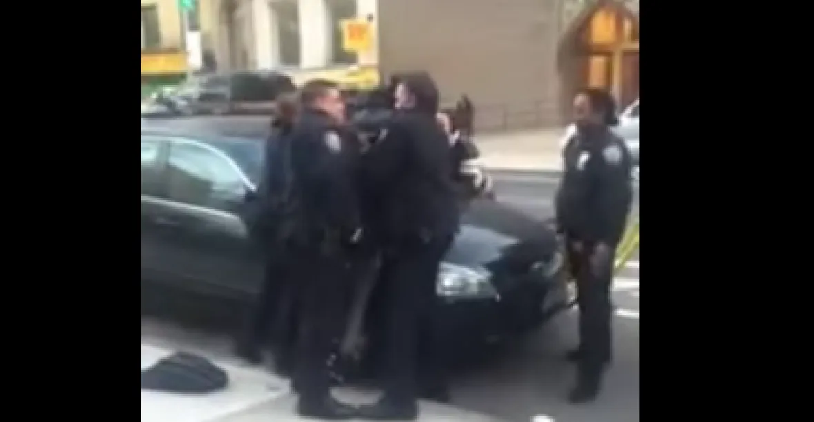 VIDEO: Policista v New Yorku mlátil černošského teenagera