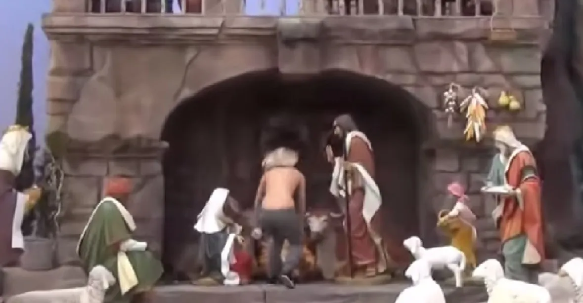 VIDEO: Polonahá feministka chtěla ukrást ve Vatikánu Ježíška