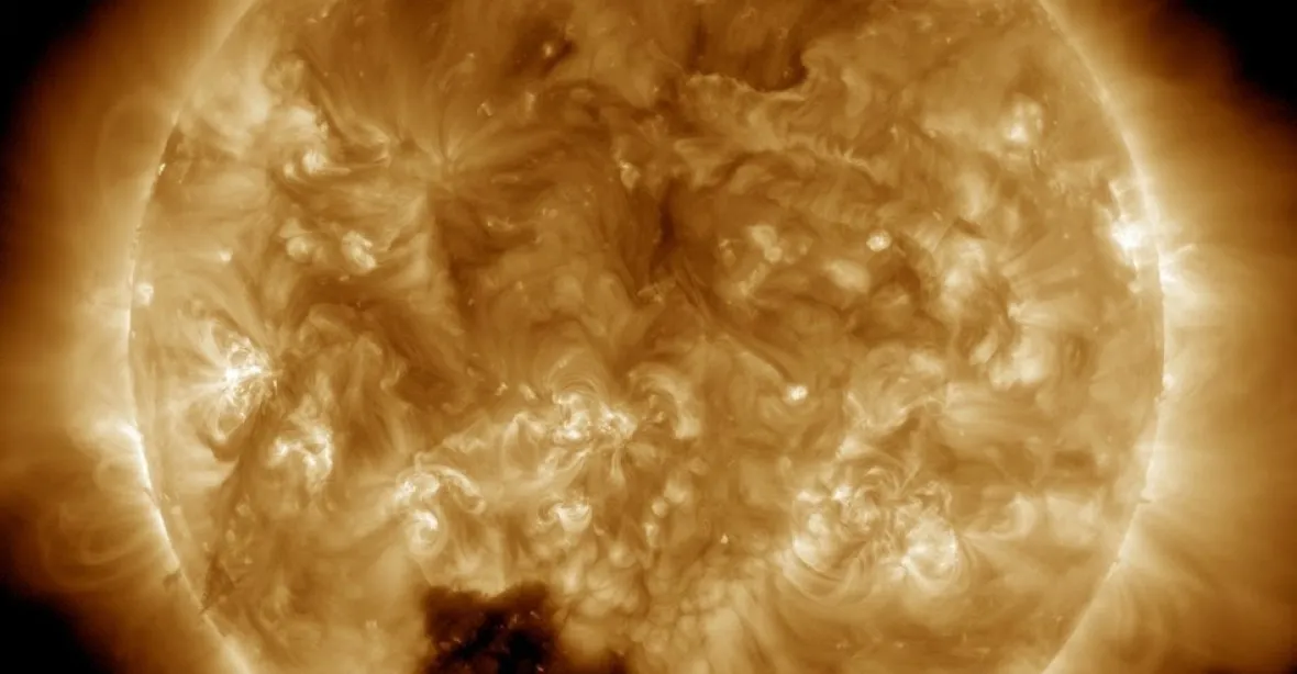 Slunce zčernalo. NASA zveřejnila snímek obří skvrny na Slunci