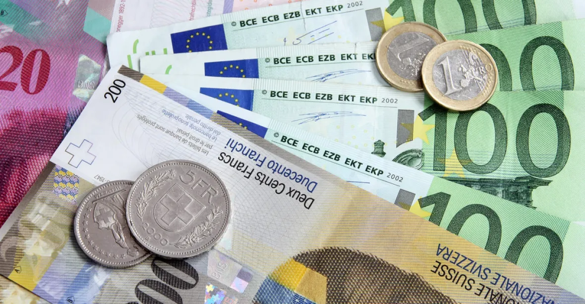 Švýcarský frank prudce posílil, oproti české koruně o 40 %