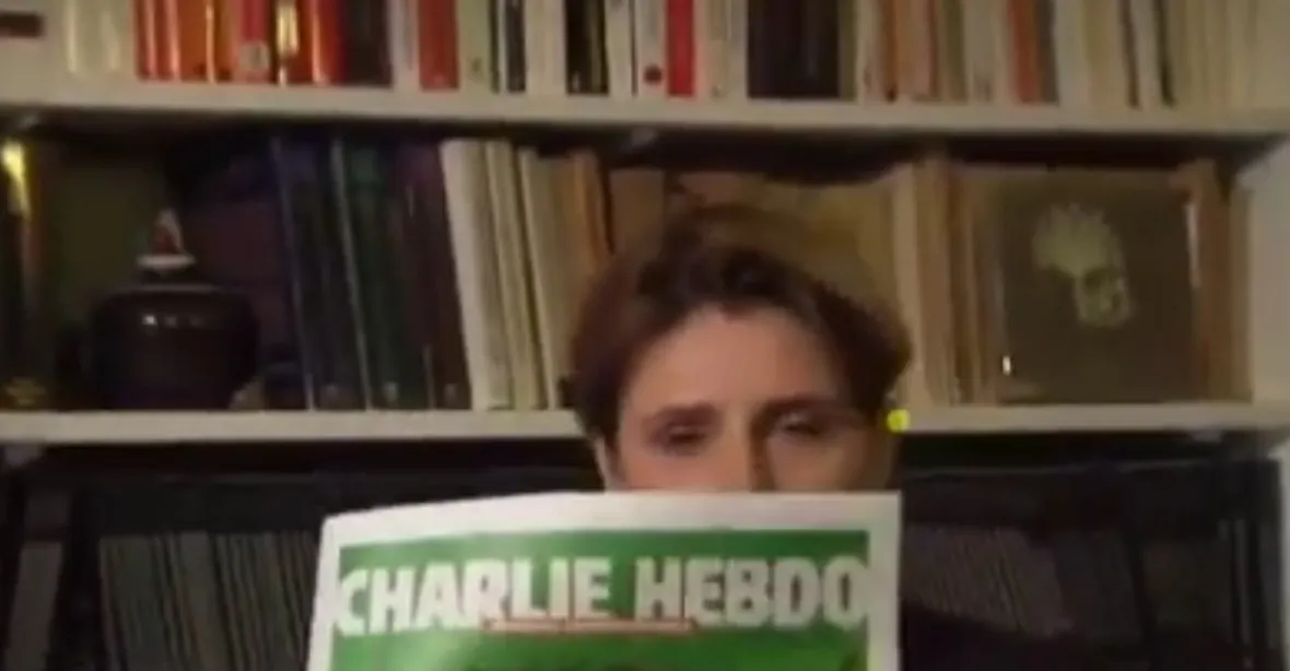 VIDEO: Chtěla ukázat obálku Charlie Hebdo, TV ji odstřihla
