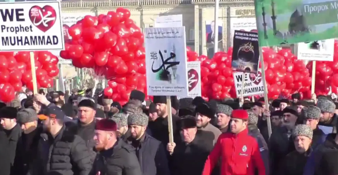 Kadyrov a Čečenci vyrazili do ulic proti Charlie Hebdo