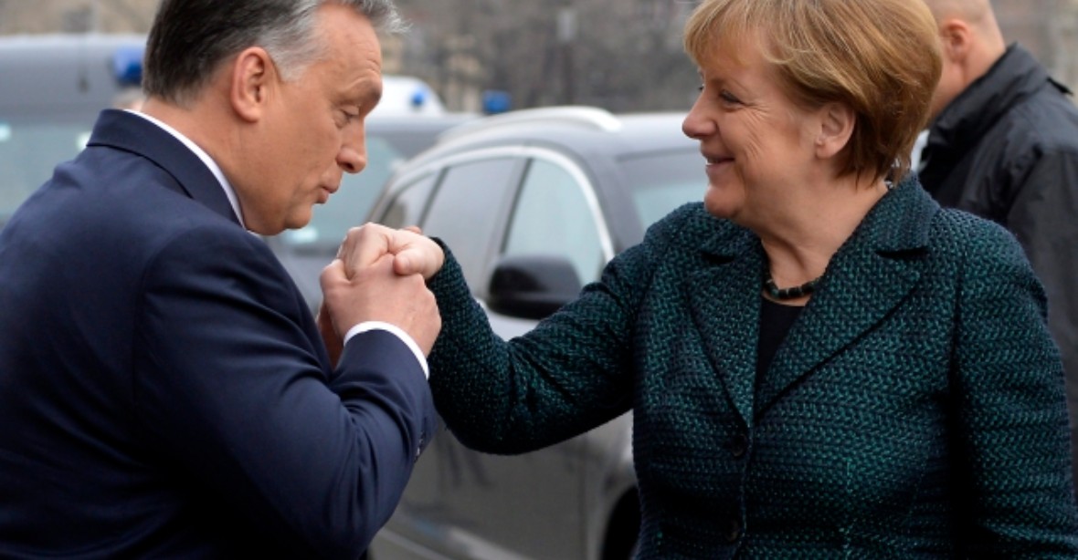 Respektujte opozici, vyzvala Orbána Merkelová