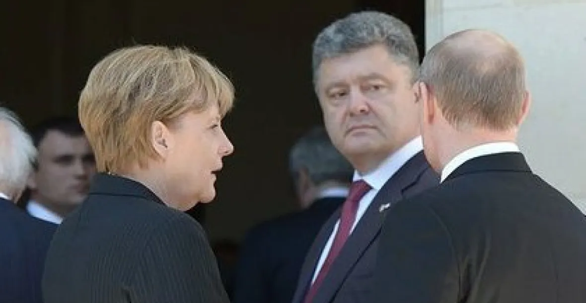 Summit začal: Putin a Porošenko si chladně podali ruku