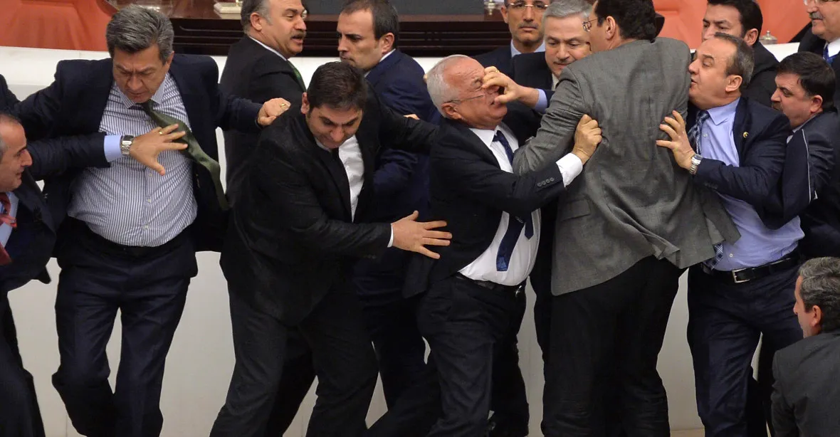 VIDEO: Vydloubávání očí v tureckém parlamentu