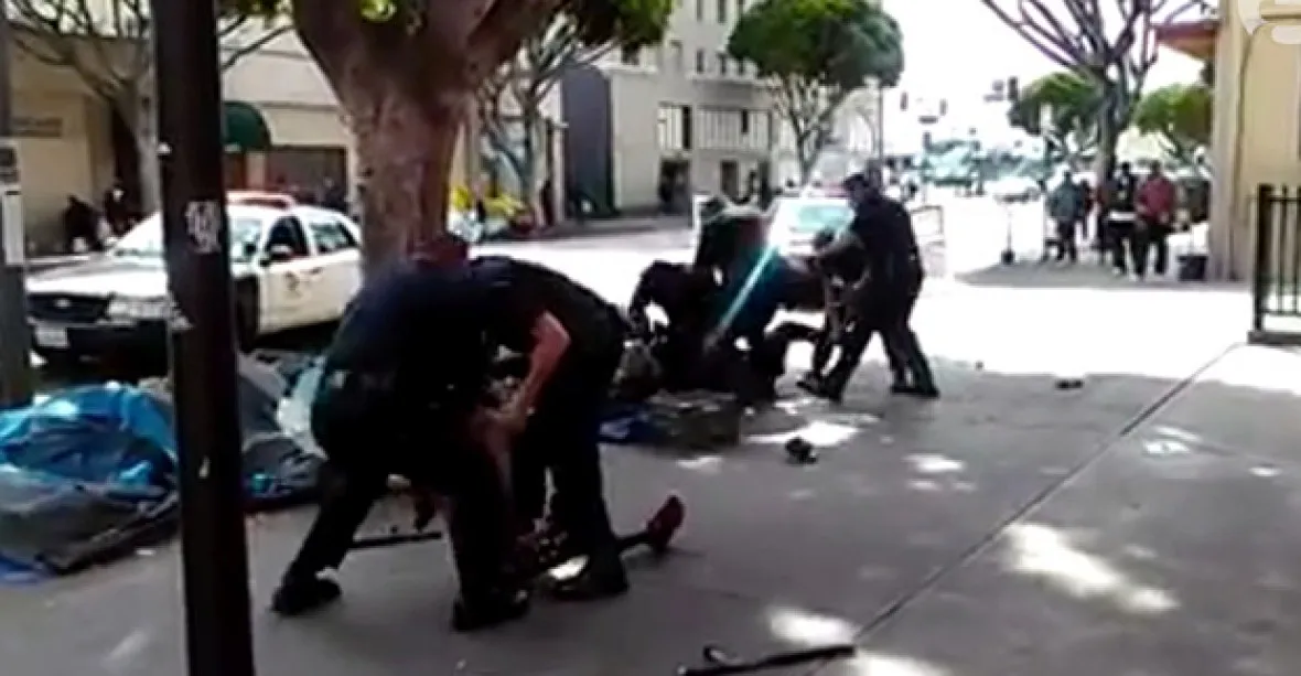 VIDEO: Policisté brutálně mlátí bezdomovce, pak ho zastřelí