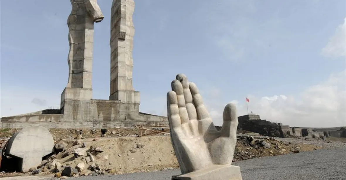 Obludnost, řekl Erdogan o soše a dal ji zničit. Teď musí sochaři zaplatit