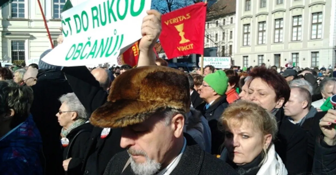 Moskevská mystifikace: tisíc lidí v Praze odmítlo válku s Ruskem