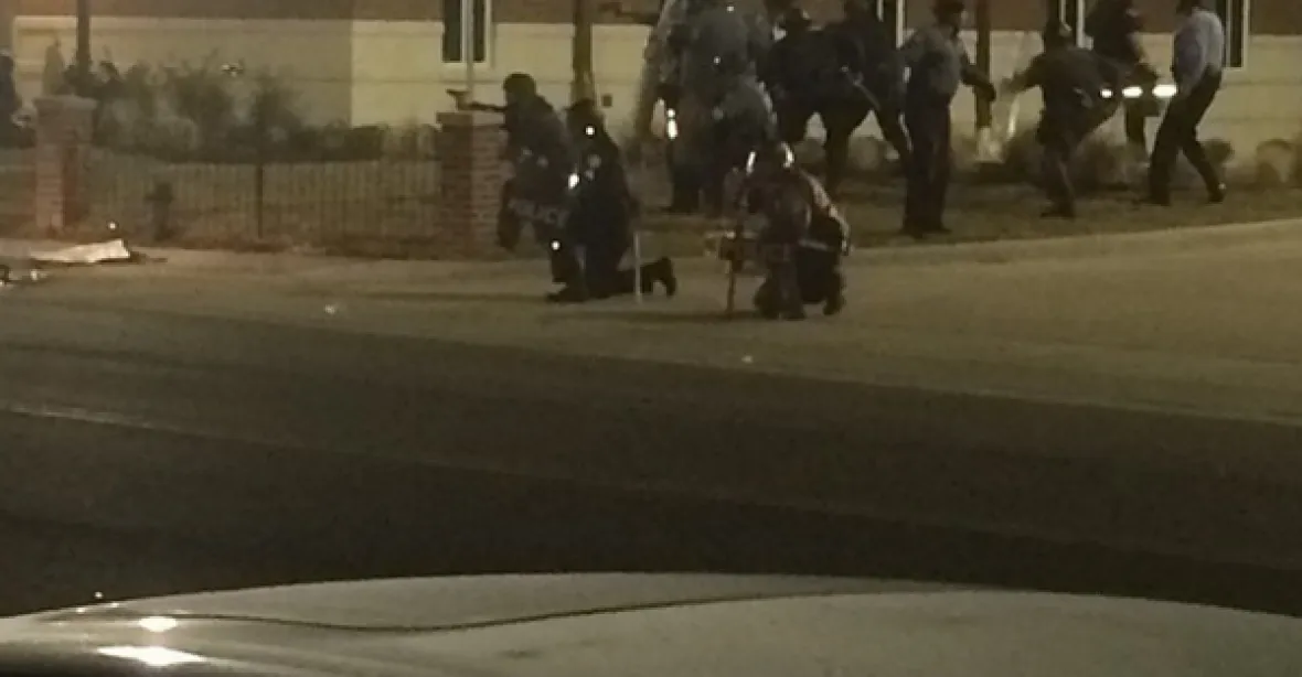 Násilí ve Fergusonu. Při demonstraci byli postřeleni policisté