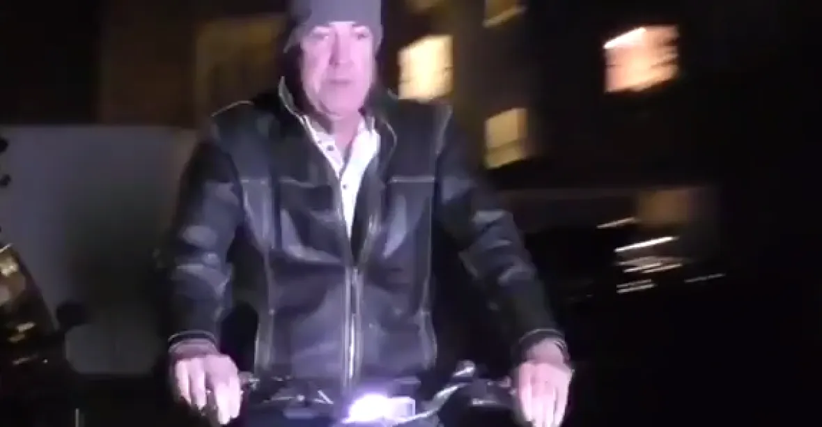 Clarkson poprvé od vyhazovu na veřejnosti – na kole