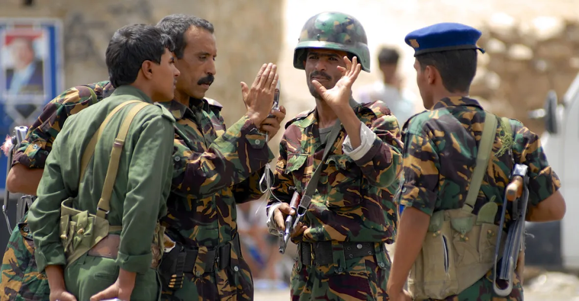 Arabská koalice shodila obráncům Adenu z letadel zbraně