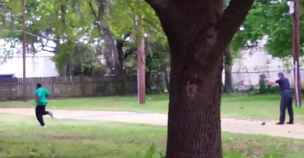 VIDEO: Osm ran do zad. Policista zastřelil neozbrojeného černocha