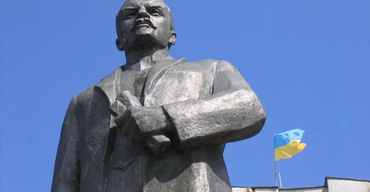 Moskvě se nelíbí ukrajinské odstraňování soch Lenina