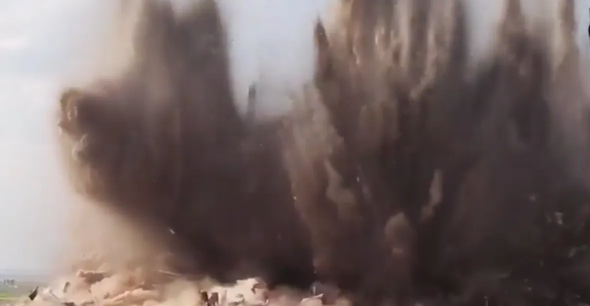 Islamisté ničí tisícileté město buldozery a výbušninami