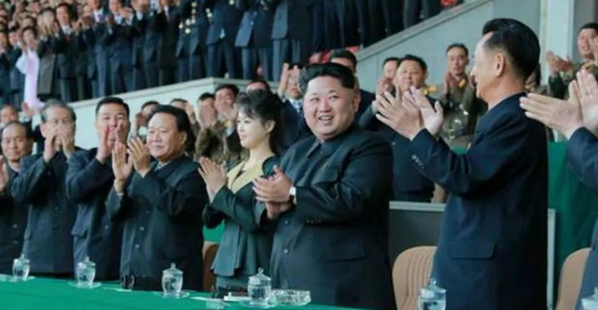Kim Čong-un ukázal manželku. Vyvedl ji na fotbal
