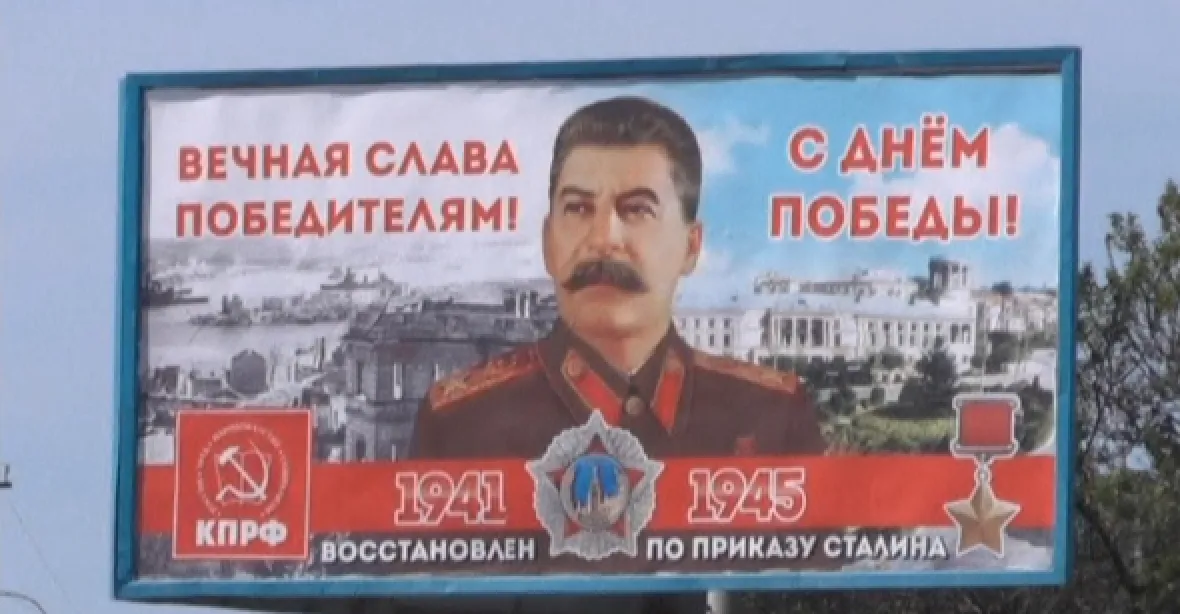 ‚Věčná sláva vítězům!‘ Komunisté na Krymu vyvěsili billboardy se Stalinem