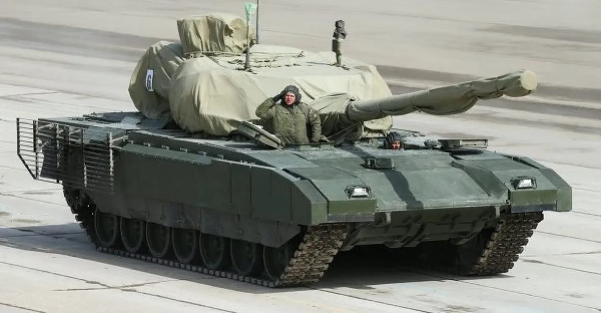 Moskva ukázala nový tank, zatím z části zahalený