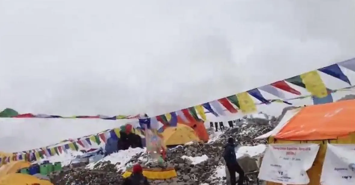 VIDEO: Horolezec natočil lavinu, která smetla základní tábor