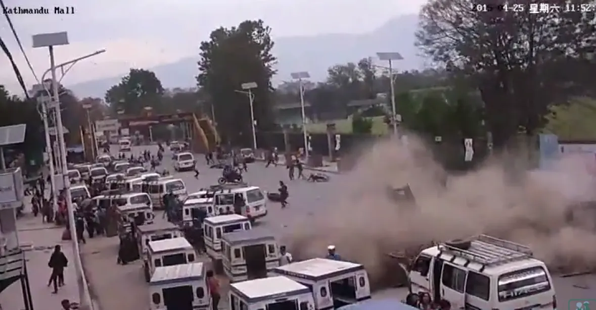 VIDEO: Otřesy v přímém přenosu: lidé mizí pod sutinami