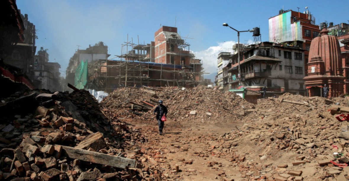 Malý zázrak v Nepálu: v troskách našli tři živé