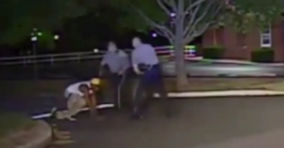 VIDEO: Proč ta brutalita? Policista kopl černocha do zubů